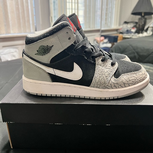 Big Kids Jordan AJ1 Mid size 5.5. Like new - Picture 2 of 4
